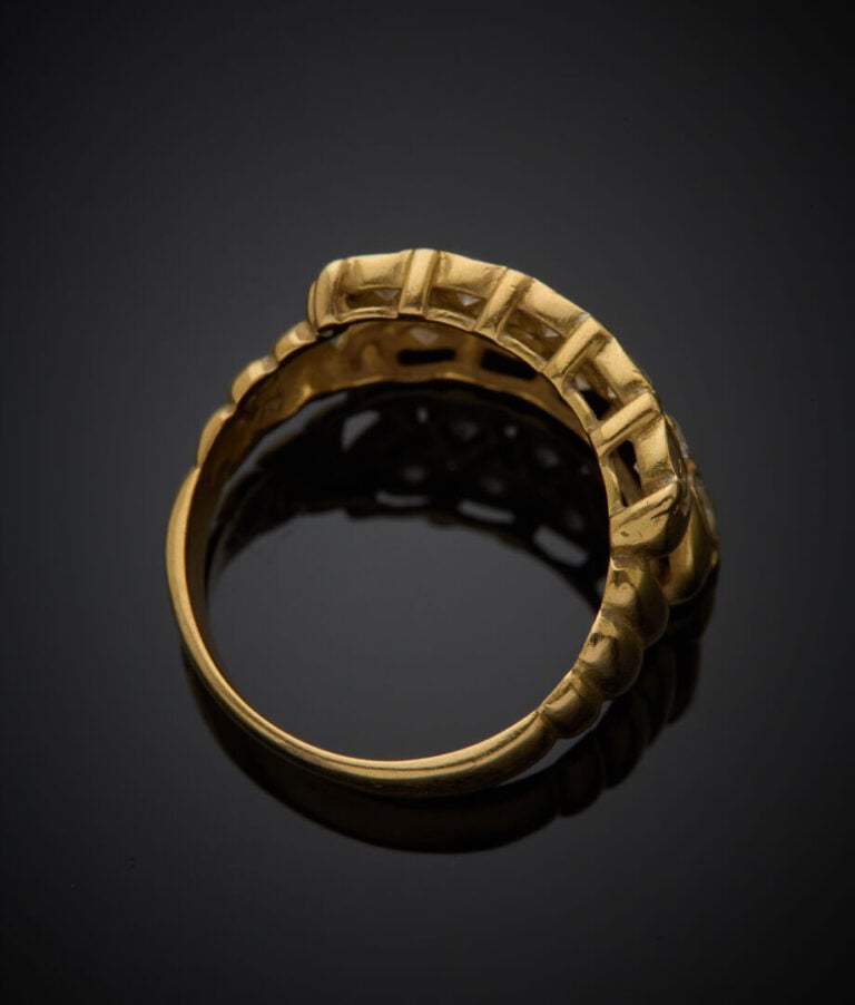 BAGUE bandeau en or jaune (750‰) godronné et ajouré, serti de diamants taille b…