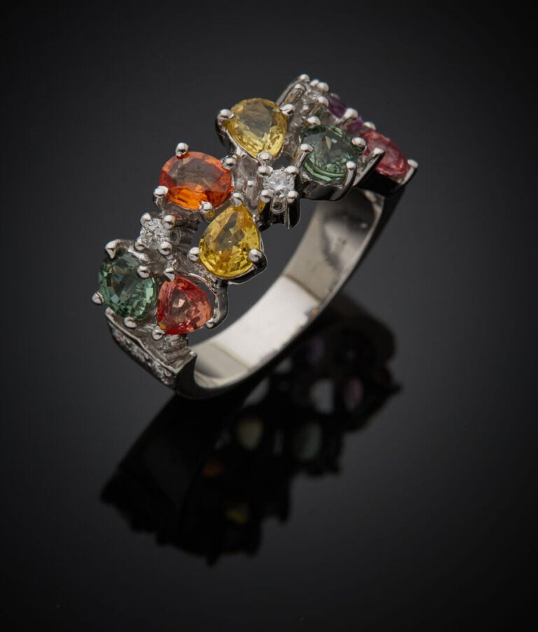 BAGUE "bandeau tutti frutti" en or gris (750‰) serti de pierres précieuses mult…