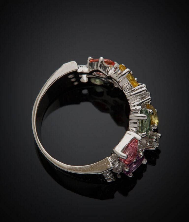 BAGUE "bandeau tutti frutti" en or gris (750‰) serti de pierres précieuses mult…