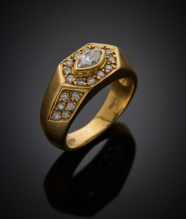 BAGUE chevalière en or jaune (750‰) serti d'un diamant taille navette, entouré…