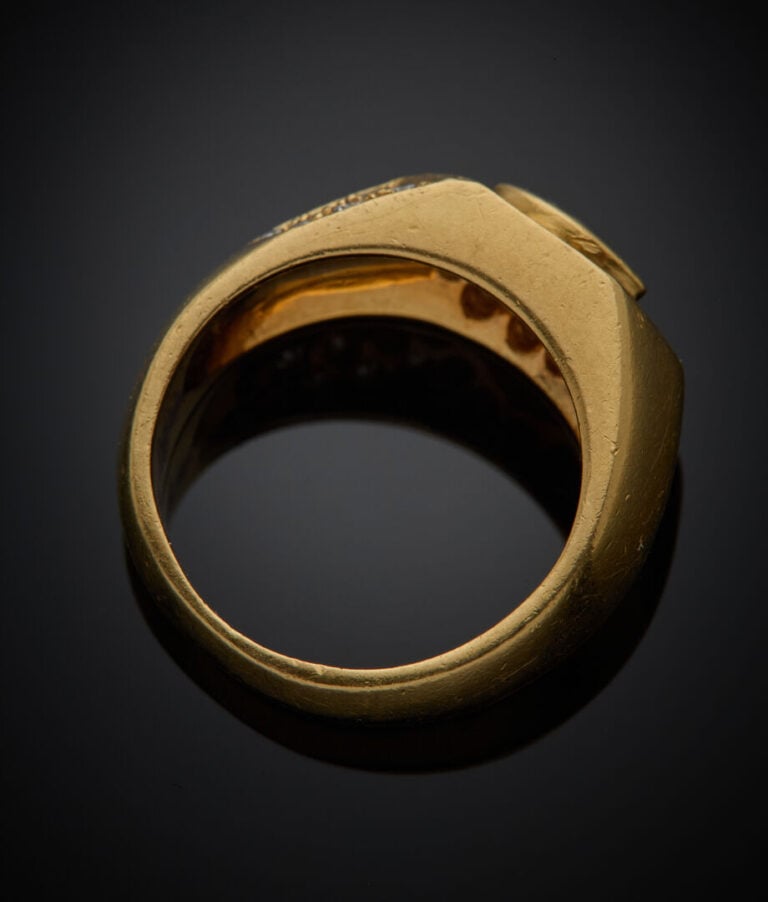 BAGUE chevalière en or jaune (750‰) serti d'un diamant taille navette, entouré…