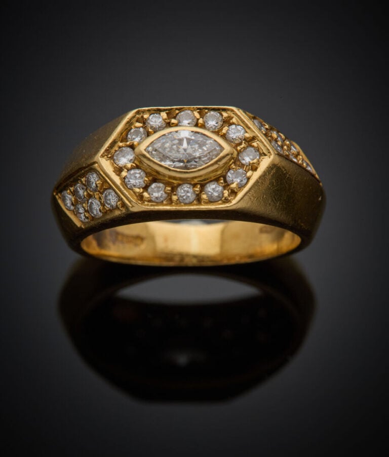 BAGUE chevalière en or jaune (750‰) serti d'un diamant taille navette, entouré…