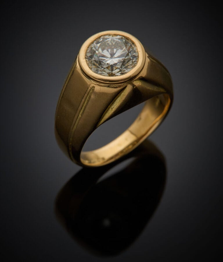 BAGUE "chevalière" en or jaune (750‰) surmontée d'un diamant taille brillant pe…