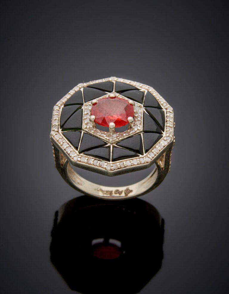 BAGUE circulaire en argent (925‰) serti d'un saphir orange de forem légèrement…