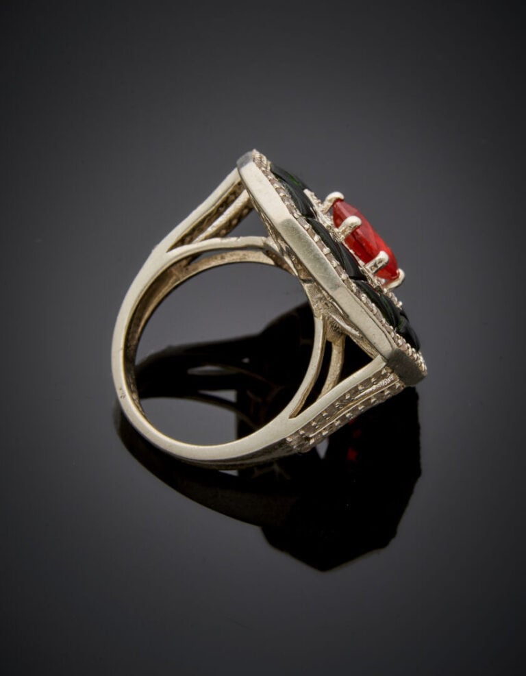 BAGUE circulaire en argent (925‰) serti d'un saphir orange de forem légèrement…