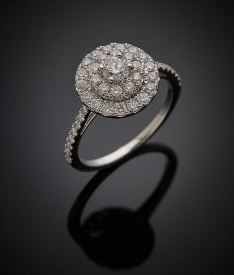 BAGUE "circulaire "en or gris (750‰) serti et épaulé de diamants taille brillan…