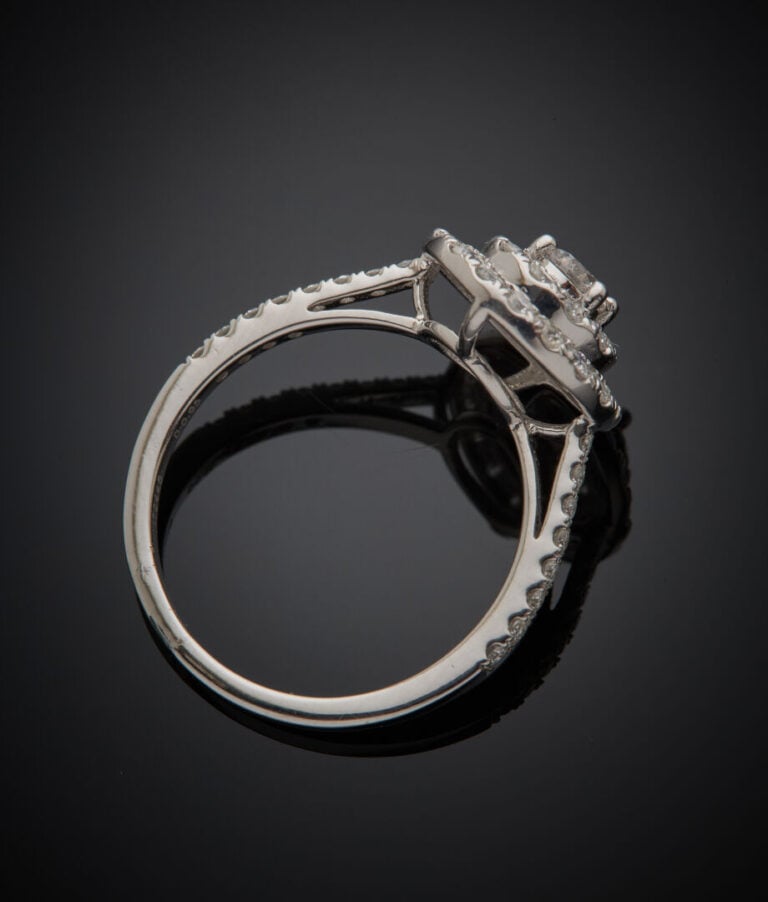 BAGUE "circulaire "en or gris (750‰) serti et épaulé de diamants taille brillan…