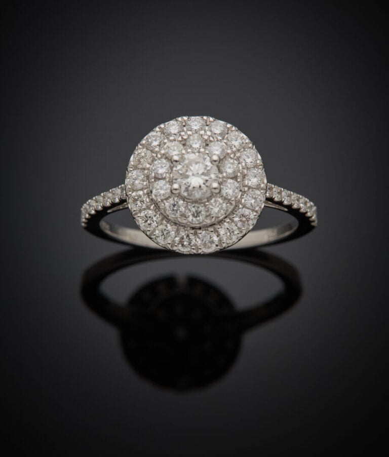 BAGUE "circulaire "en or gris (750‰) serti et épaulé de diamants taille brillan…