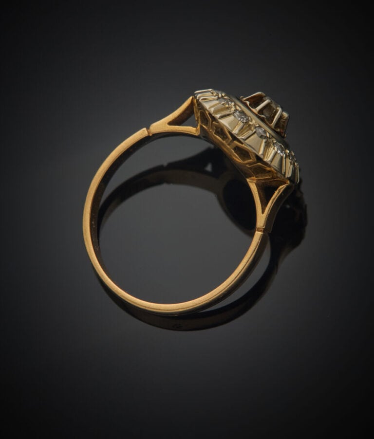 BAGUE circulaire en or rose et or gris (750‰) ciselé, serti de diamants taille…