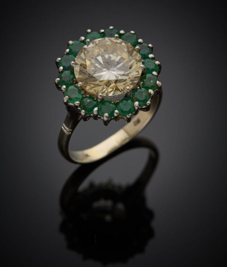 BAGUE circulaire "marguerite" en or gris (750‰) serti d'une pierre blanche dans…