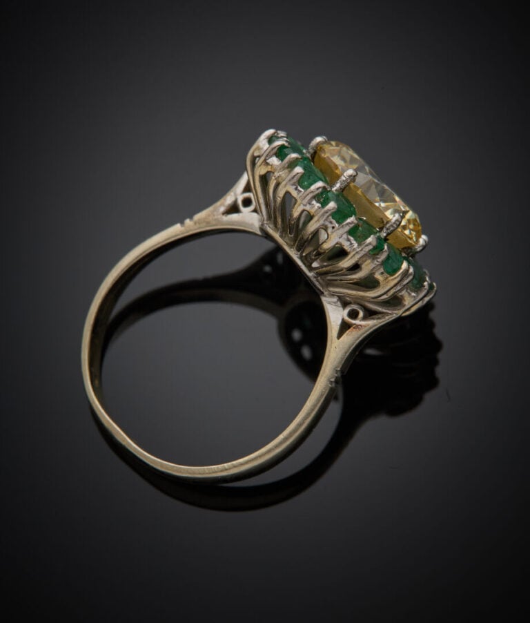 BAGUE circulaire "marguerite" en or gris (750‰) serti d'une pierre blanche dans…