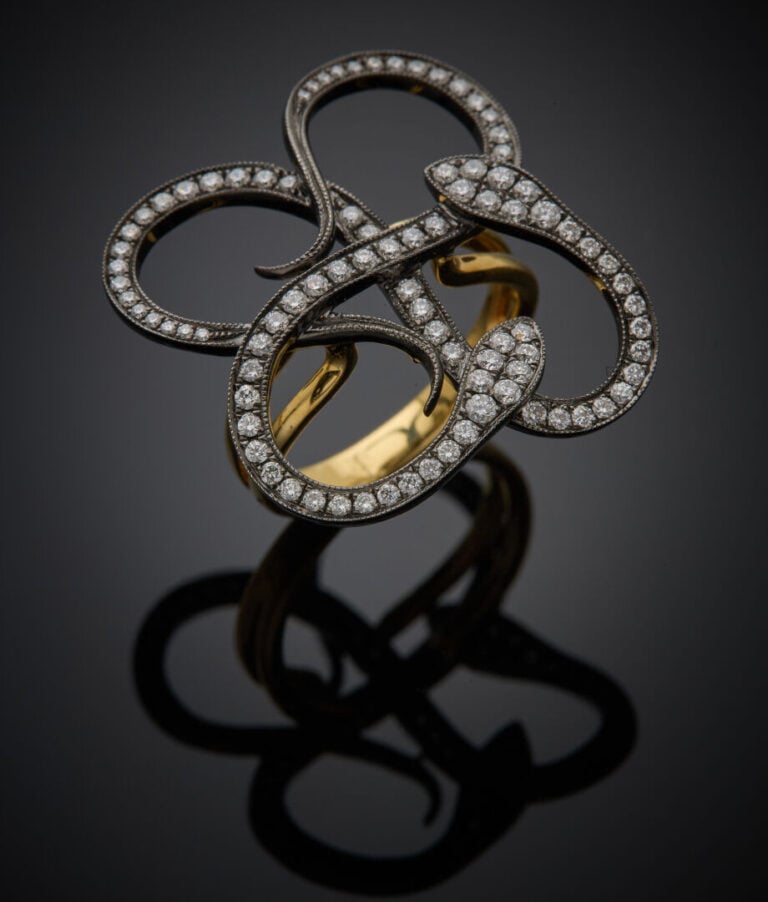 BAGUE "deux serpents" en or jaune et or noirci (750‰) ajouré, sertis de diamant…