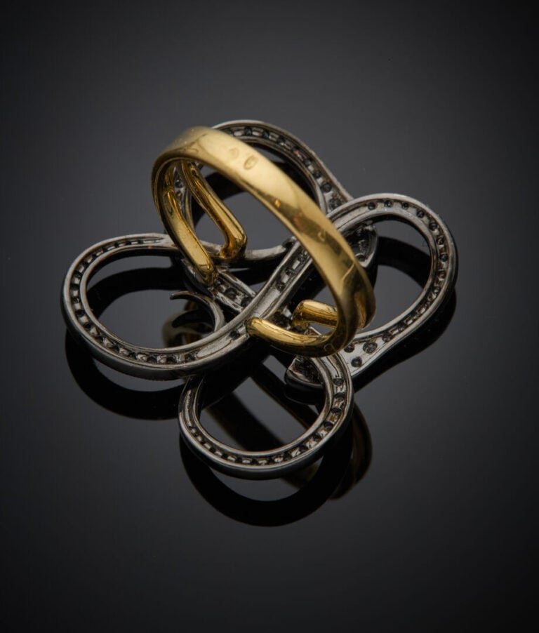 BAGUE "deux serpents" en or jaune et or noirci (750‰) ajouré, sertis de diamant…