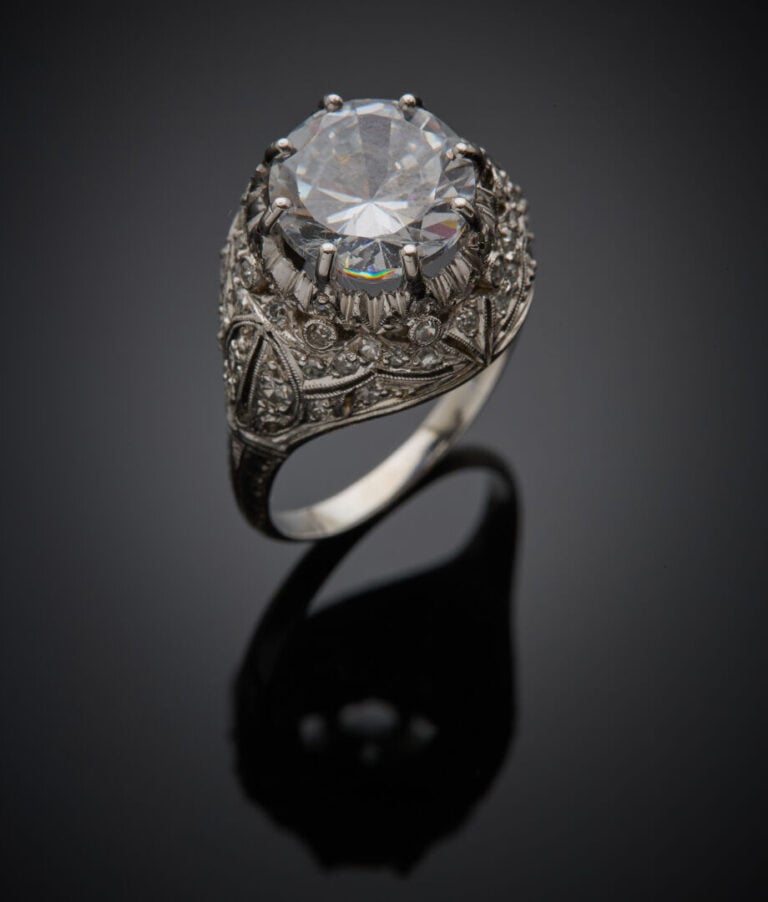 BAGUE "dôme" en platine (min. 800‰) finement ciselé et ajouré serti de diamants…