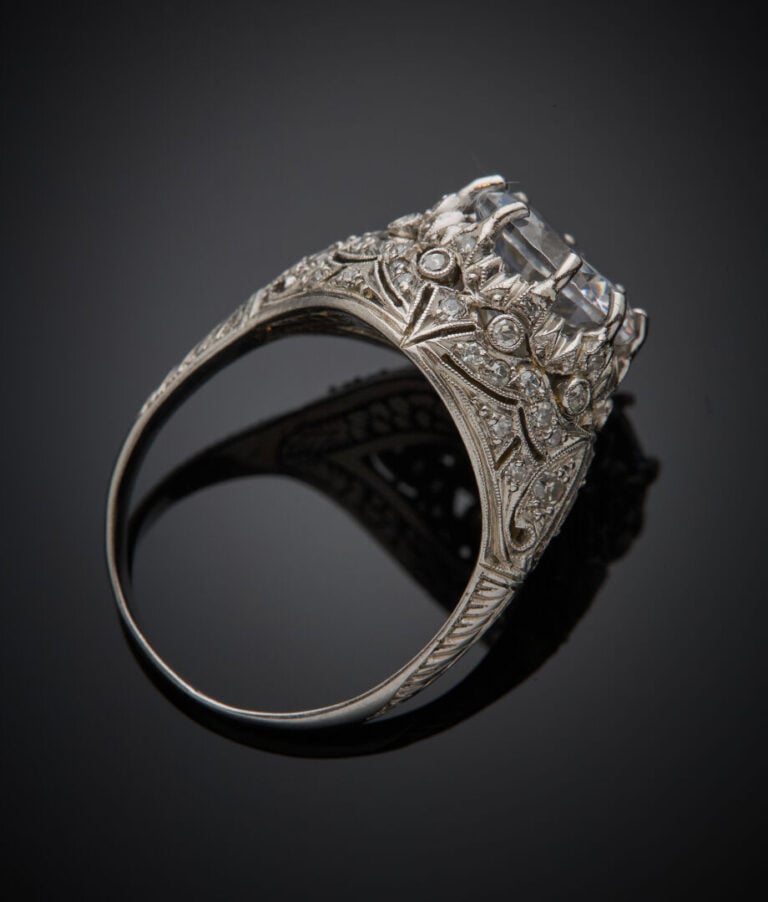 BAGUE "dôme" en platine (min. 800‰) finement ciselé et ajouré serti de diamants…