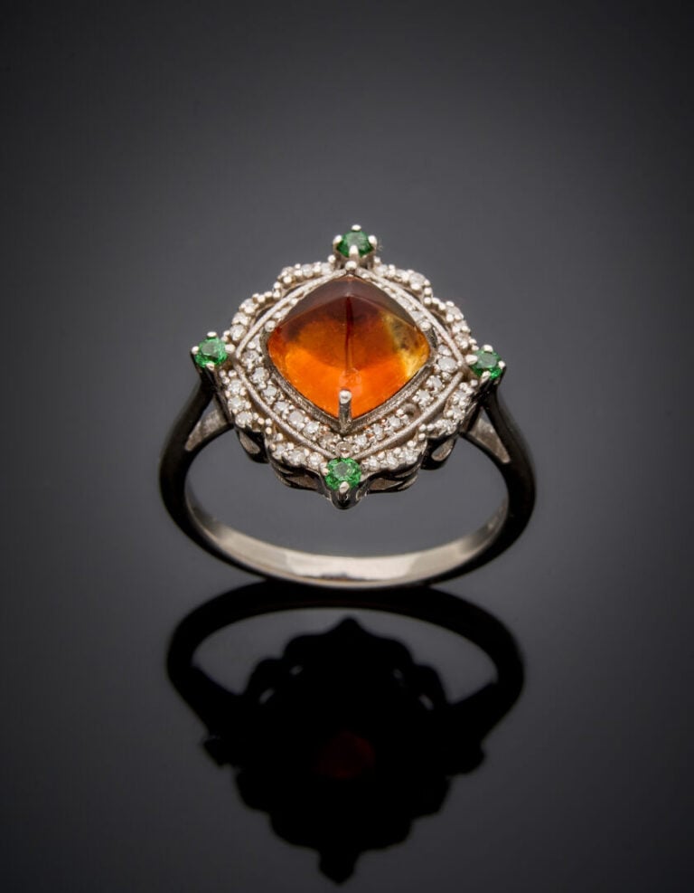 BAGUE en or gris (375‰) 9 carats, serti d'une citrine taillée en pain de sucre,…