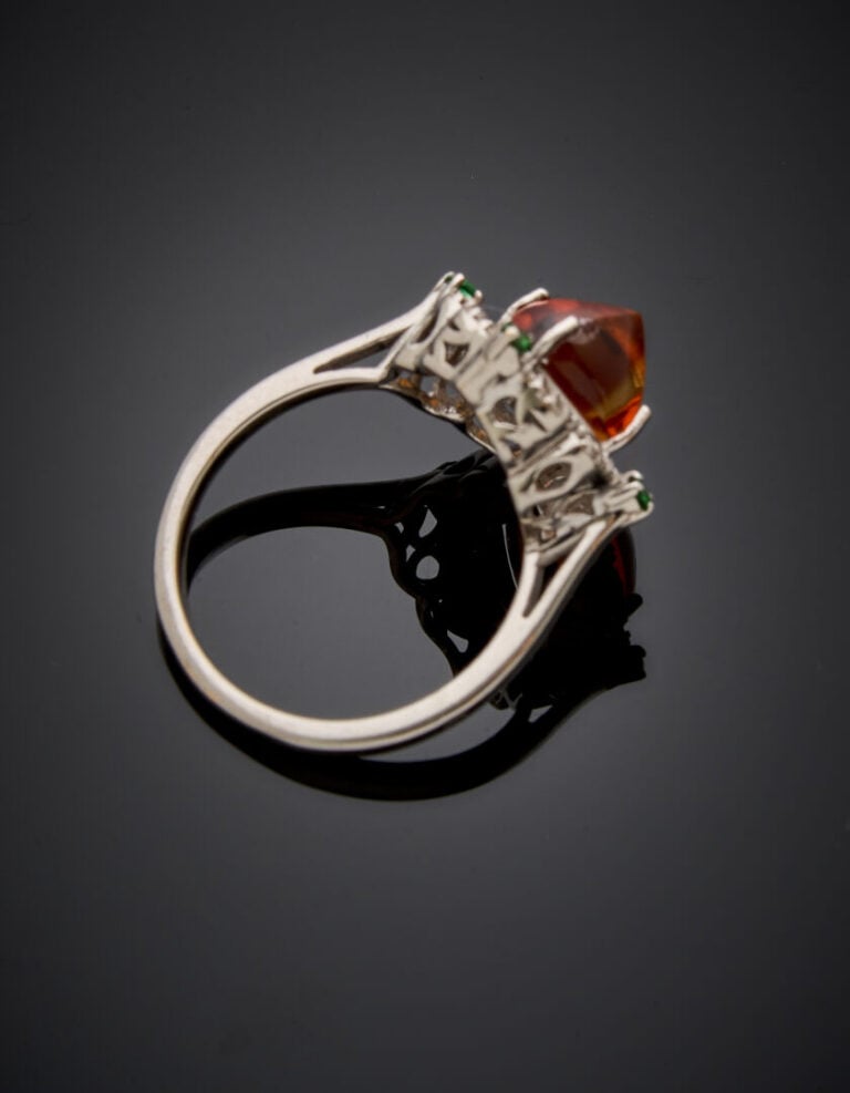 BAGUE en or gris (375‰) 9 carats, serti d'une citrine taillée en pain de sucre,…