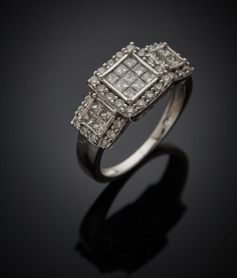 BAGUE en or gris (750‰) à motifs carrés, serti de diamants taille princesse, et…
