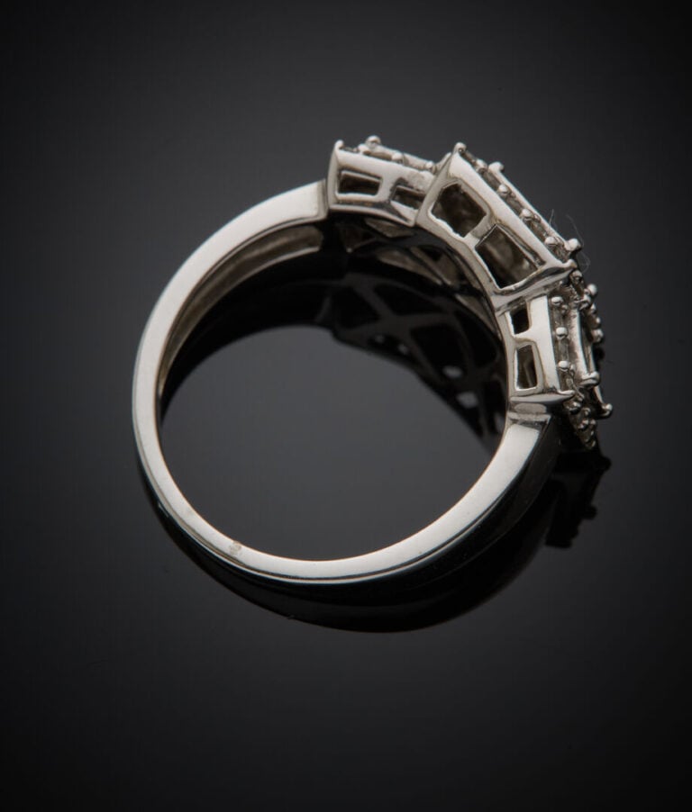 BAGUE en or gris (750‰) à motifs carrés, serti de diamants taille princesse, et…