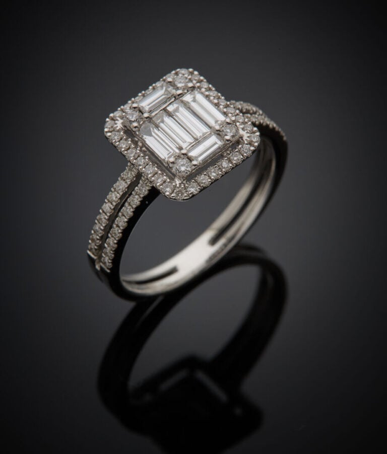 BAGUE en or gris (750‰) ajouré, de forme rectangulaire composée de diamants tai…