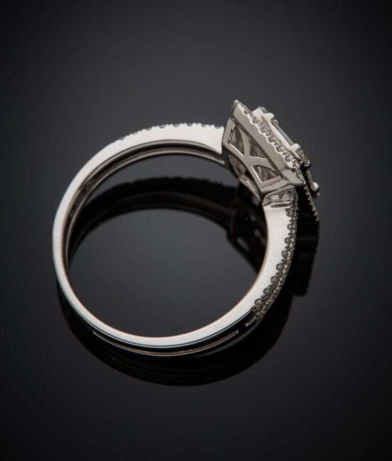 BAGUE en or gris (750‰) ajouré, de forme rectangulaire composée de diamants tai…