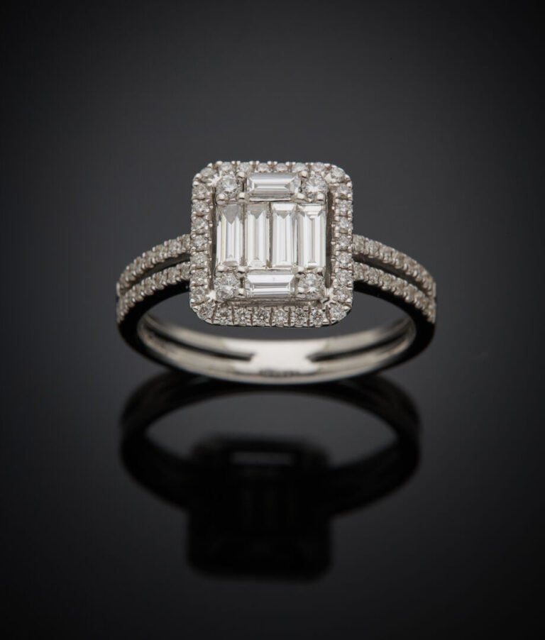 BAGUE en or gris (750‰) ajouré, de forme rectangulaire composée de diamants tai…