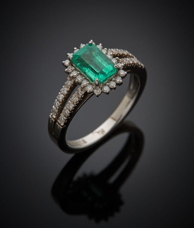 BAGUE en or gris (750‰) ajouré, serti d'une émeraude rectangulaire taillée à de…