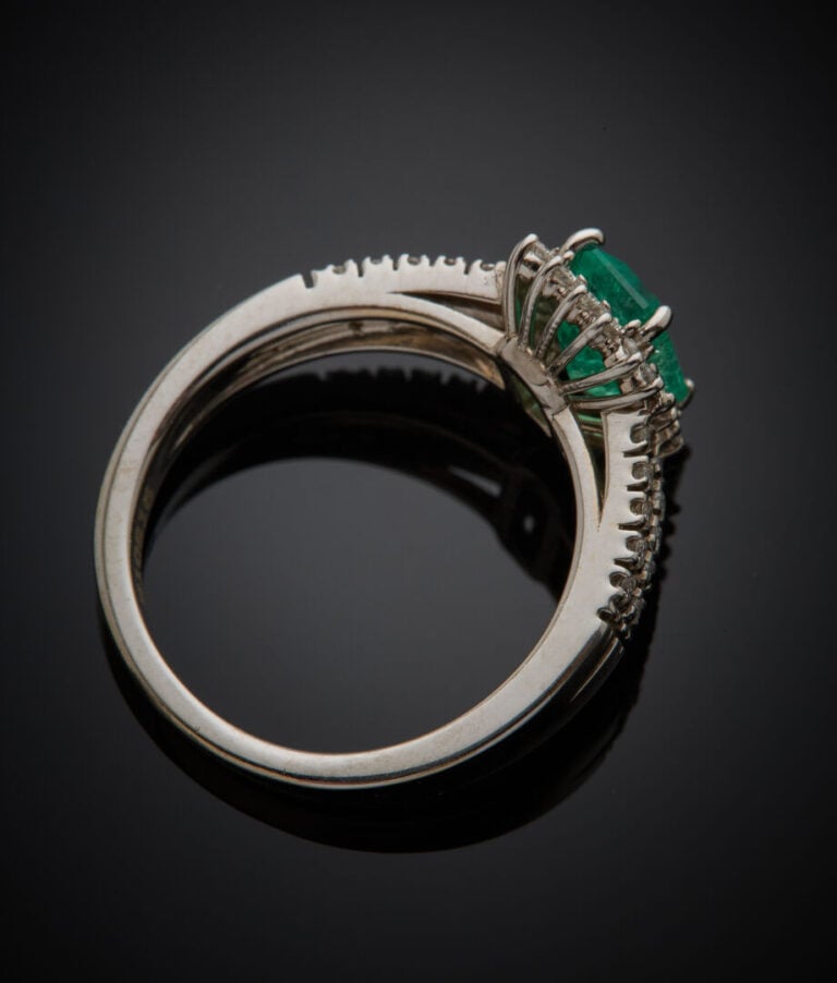 BAGUE en or gris (750‰) ajouré, serti d'une émeraude rectangulaire taillée à de…