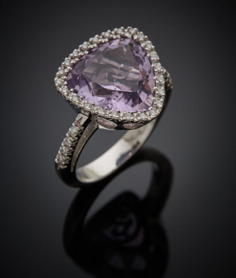 BAGUE en or gris (750‰) ornée d'une améthyste de taille triangulaire, entourée…