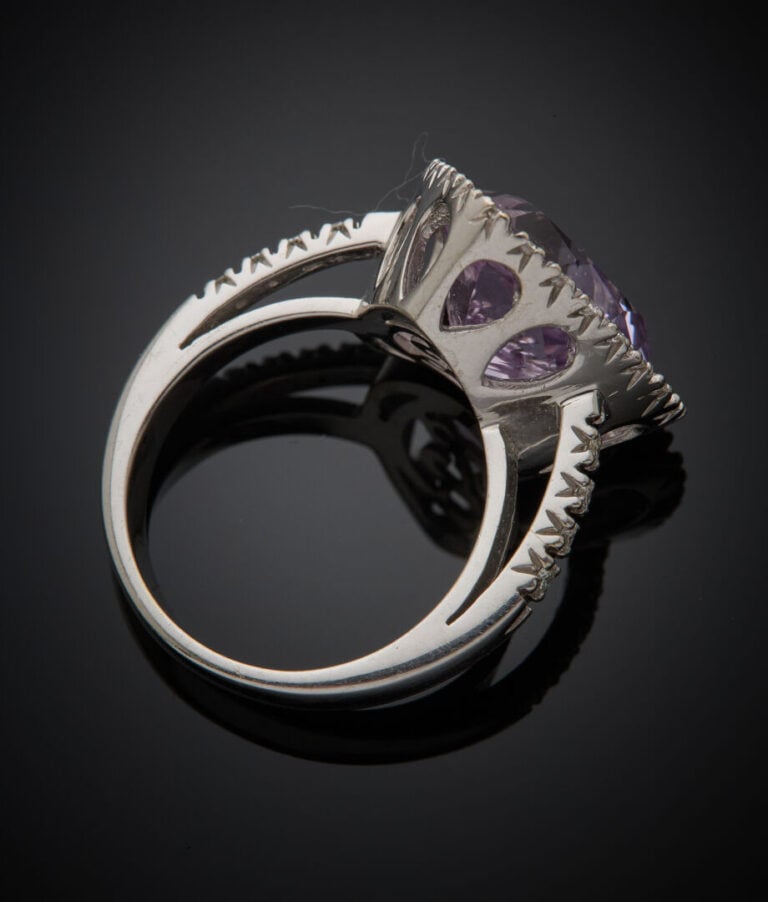 BAGUE en or gris (750‰) ornée d'une améthyste de taille triangulaire, entourée…