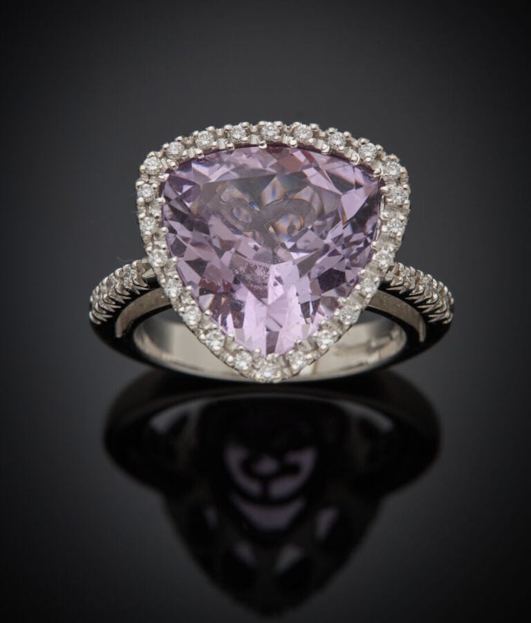 BAGUE en or gris (750‰) ornée d'une améthyste de taille triangulaire, entourée…