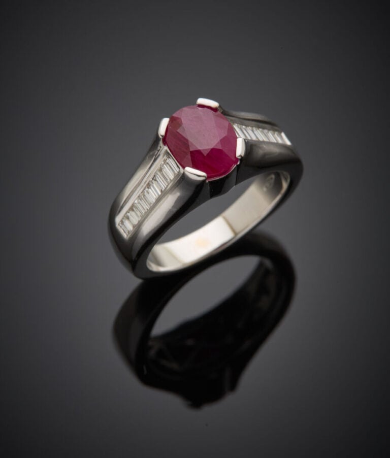 BAGUE en or gris (750‰) serti d'un rubis BIRMAN ovale pesant 2,39 carats, épaul…