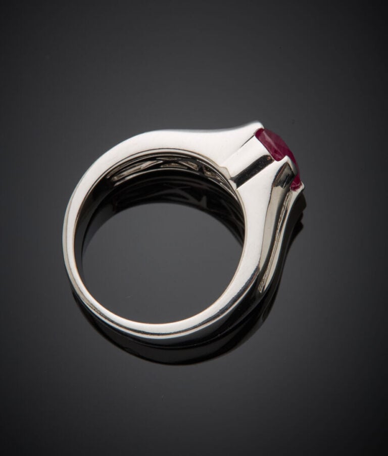BAGUE en or gris (750‰) serti d'un rubis BIRMAN ovale pesant 2,39 carats, épaul…
