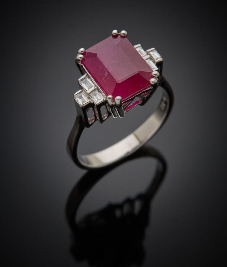 BAGUE en or gris (750‰) serti d'un rubis rectangulaire taillé à degrés, épaulé…