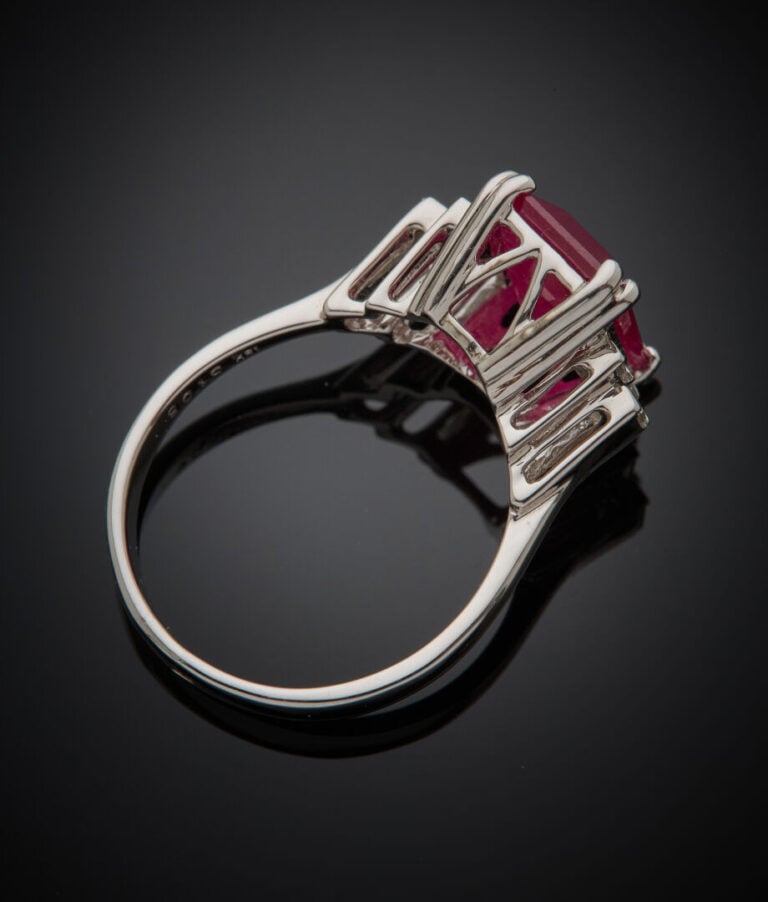 BAGUE en or gris (750‰) serti d'un rubis rectangulaire taillé à degrés, épaulé…