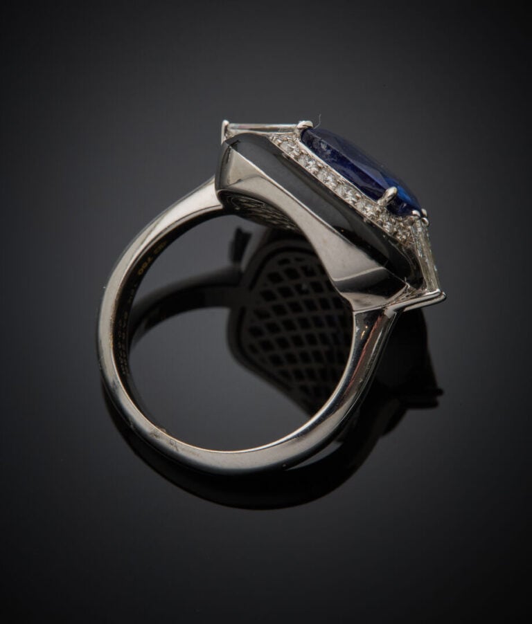 BAGUE en or gris (750‰) serti d'un saphir de CEYLAN, de forme coussin, pesant 6…