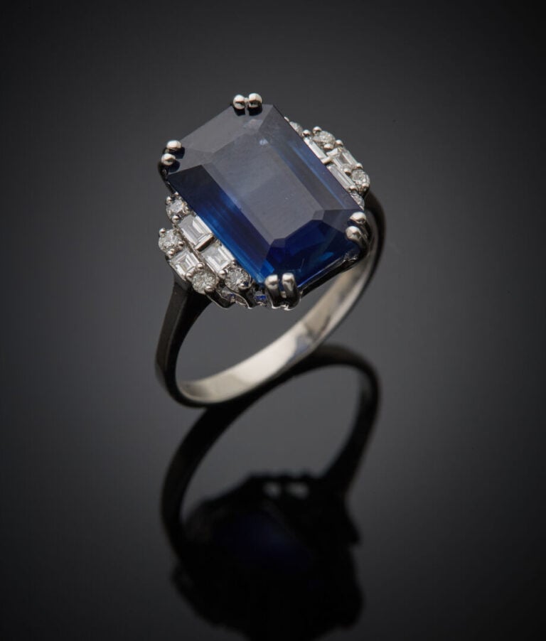 BAGUE en or gris (750‰) serti d'un saphir rectangulaire taillé à degrés, pesant…