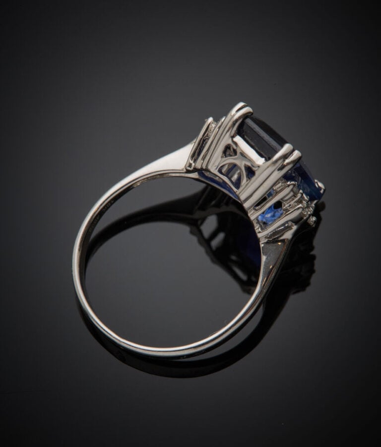 BAGUE en or gris (750‰) serti d'un saphir rectangulaire taillé à degrés, pesant…