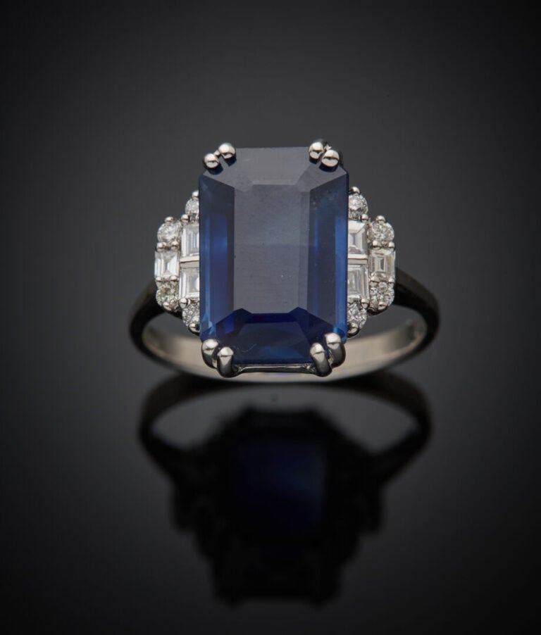 BAGUE en or gris (750‰) serti d'un saphir rectangulaire taillé à degrés, pesant…