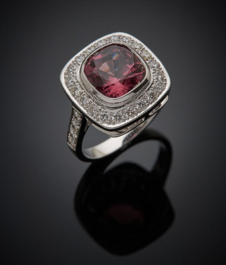 BAGUE en or gris (750‰) serti d'un spinelle rose de forme coussin, pesant 3,36…