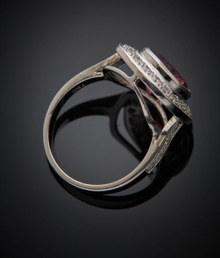 BAGUE en or gris (750‰) serti d'un spinelle rose de forme coussin, pesant 3,36…