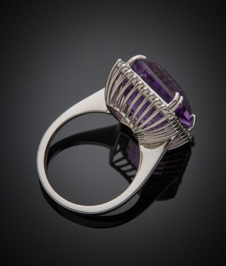 BAGUE en or gris (750‰) serti d'une améthyste carrée taillée à degrés, dans un…