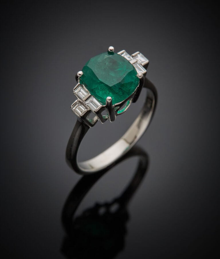 BAGUE en or gris (750‰) serti d'une émeraude pesant 2,34 carats de forme coussi…