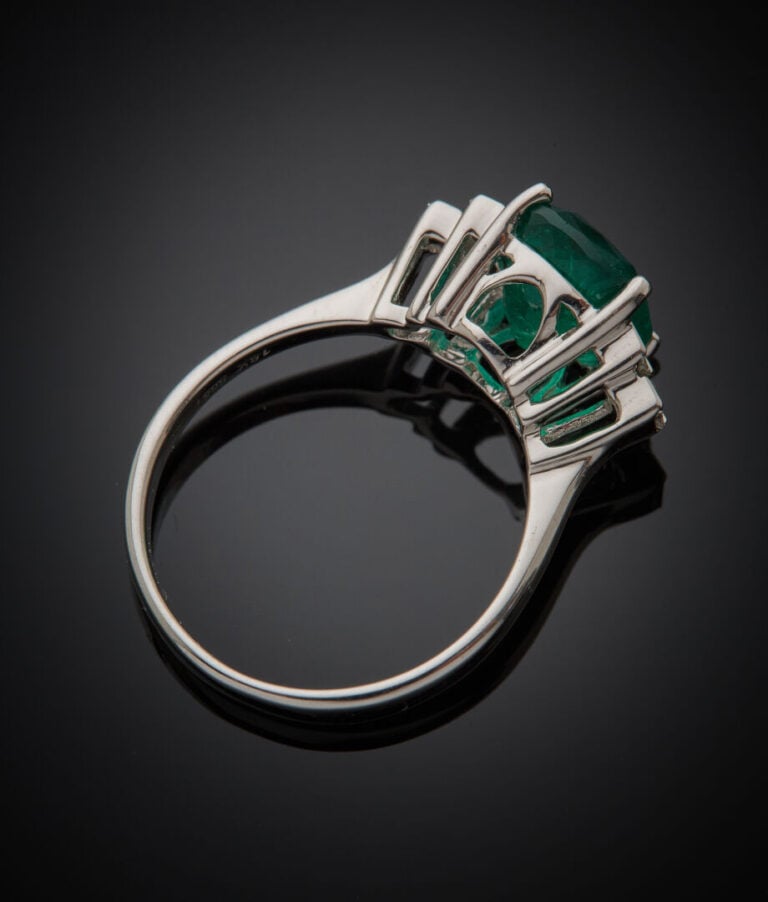 BAGUE en or gris (750‰) serti d'une émeraude pesant 2,34 carats de forme coussi…