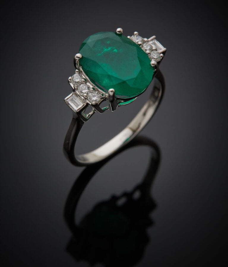 BAGUE en or gris (750‰) serti d'une émeraude pesant 3,56 carats de forme ovale,…