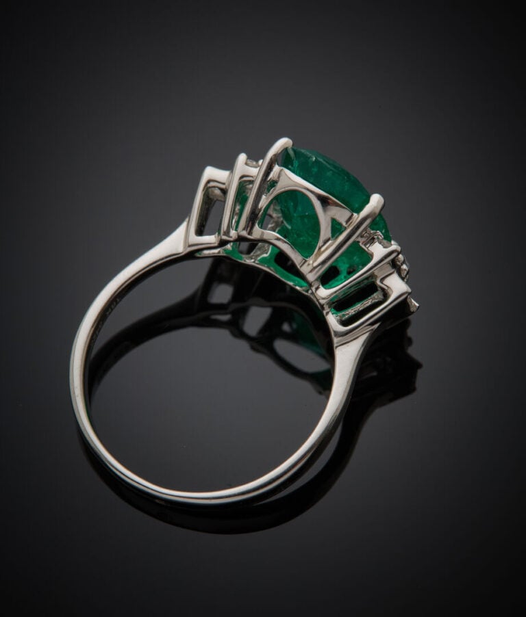 BAGUE en or gris (750‰) serti d'une émeraude pesant 3,56 carats de forme ovale,…