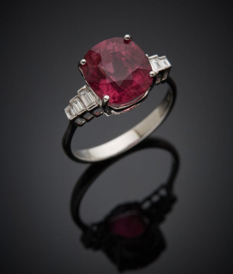 BAGUE en or gris (750‰) serti d'une rubellite (tourmaline rose) de forme coussi…