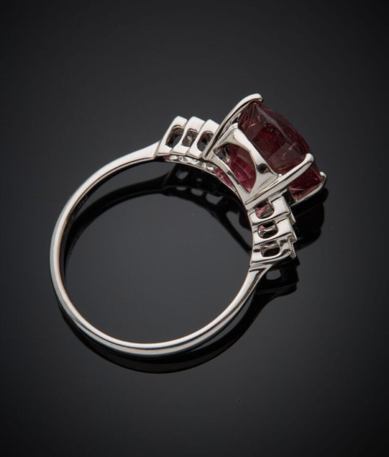 BAGUE en or gris (750‰) serti d'une rubellite (tourmaline rose) de forme coussi…