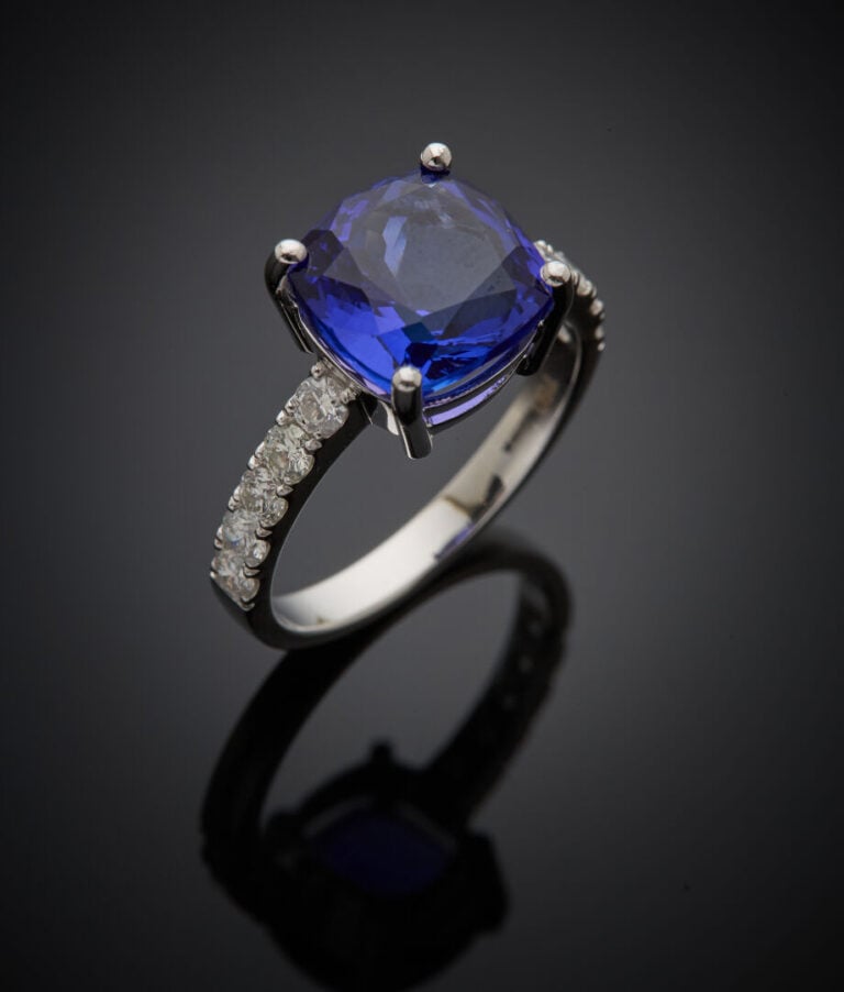 BAGUE en or gris (750‰) serti d'une tanzanite de forme coussin pesant 5.14 cts,…