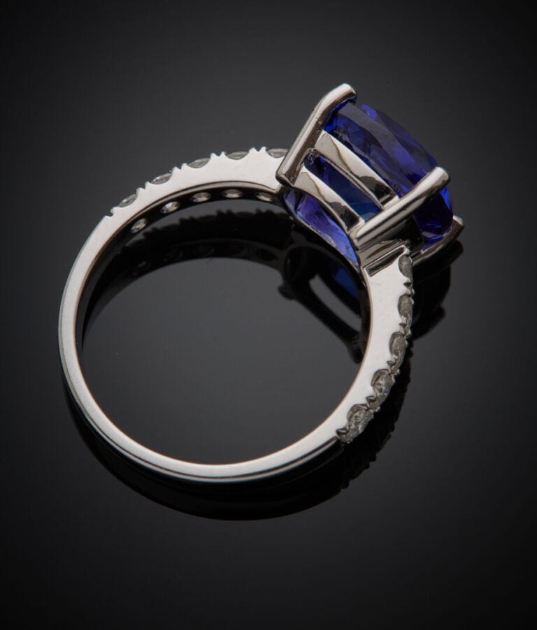 BAGUE en or gris (750‰) serti d'une tanzanite de forme coussin pesant 5.14 cts,…